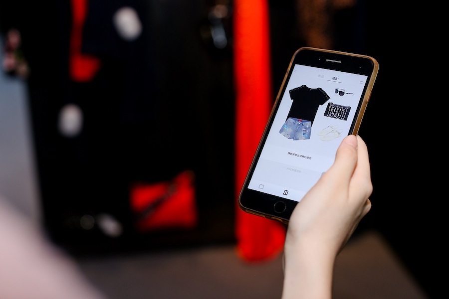 阿里巴巴、GUESS聯手出擊推概念店，用AI幫客戶量身搭配衣服