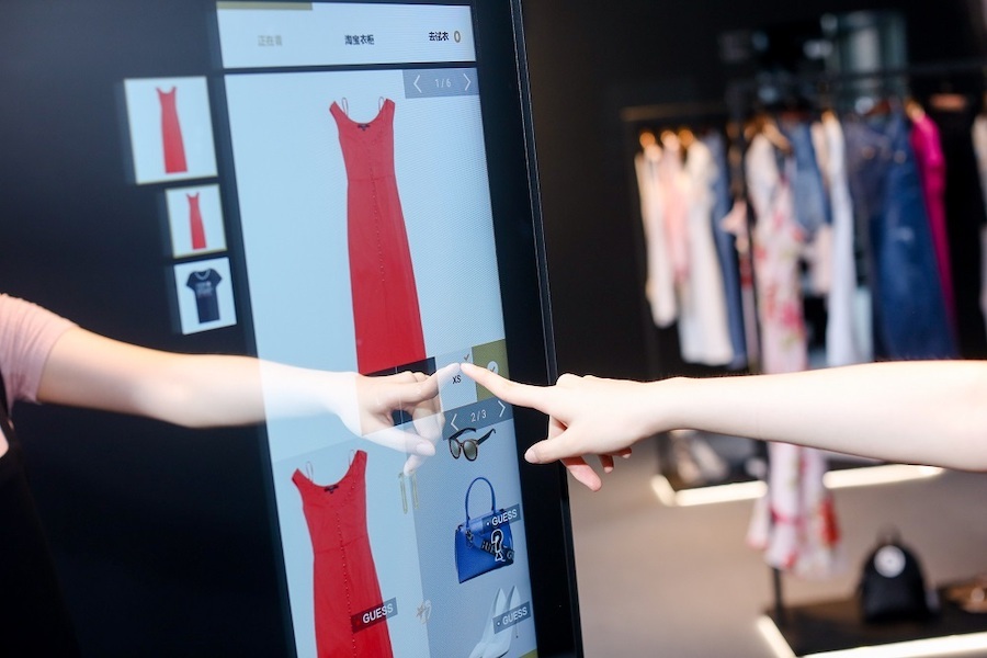 阿里巴巴、GUESS聯手出擊推概念店，用AI幫客戶量身搭配衣服