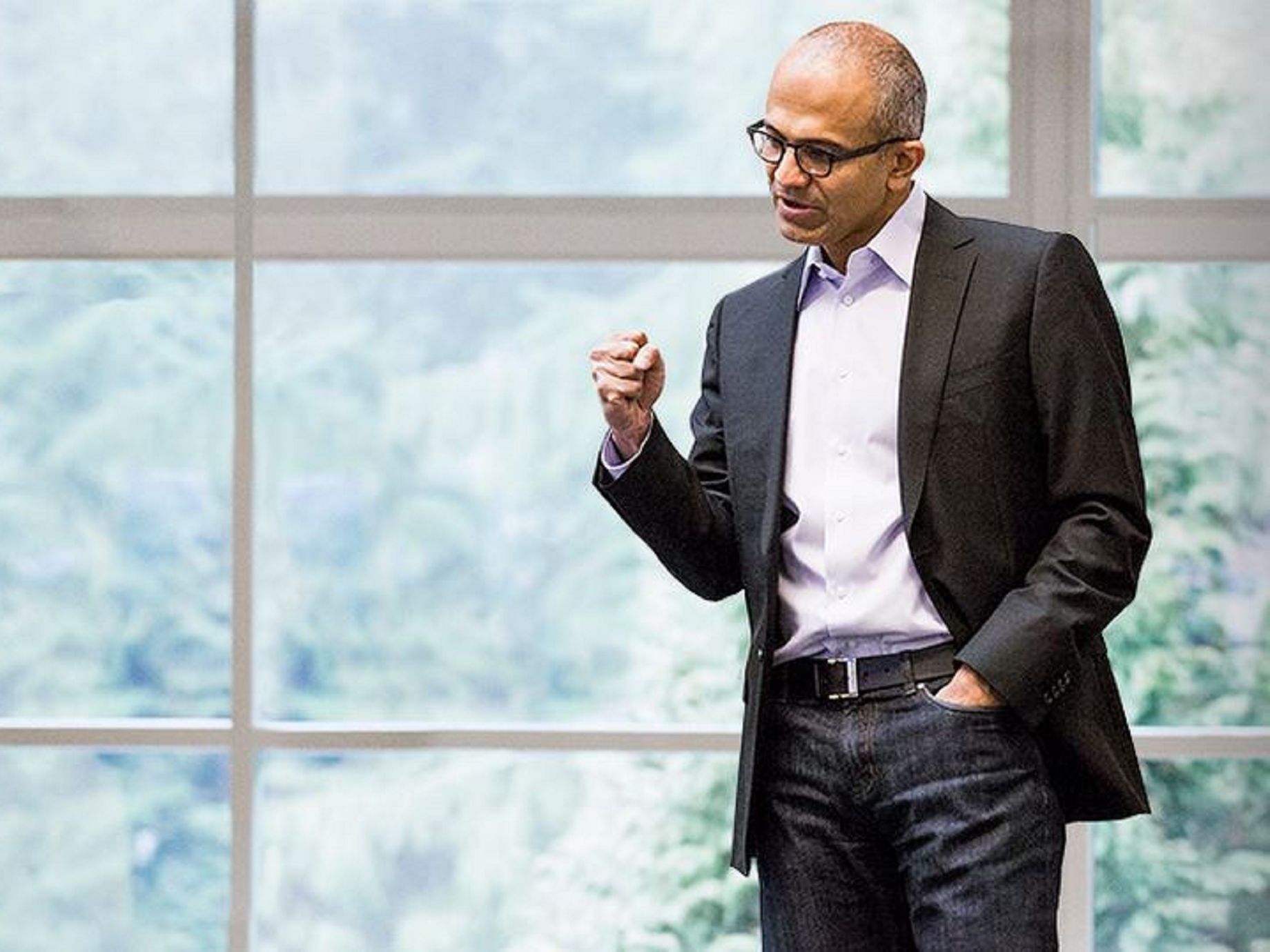微軟CEO納德拉，帶領微軟的寧靜改革：雲端、硬體、AI
